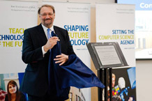 Graham Spittle unveiling the plaque at the official opening of the Computer Science building