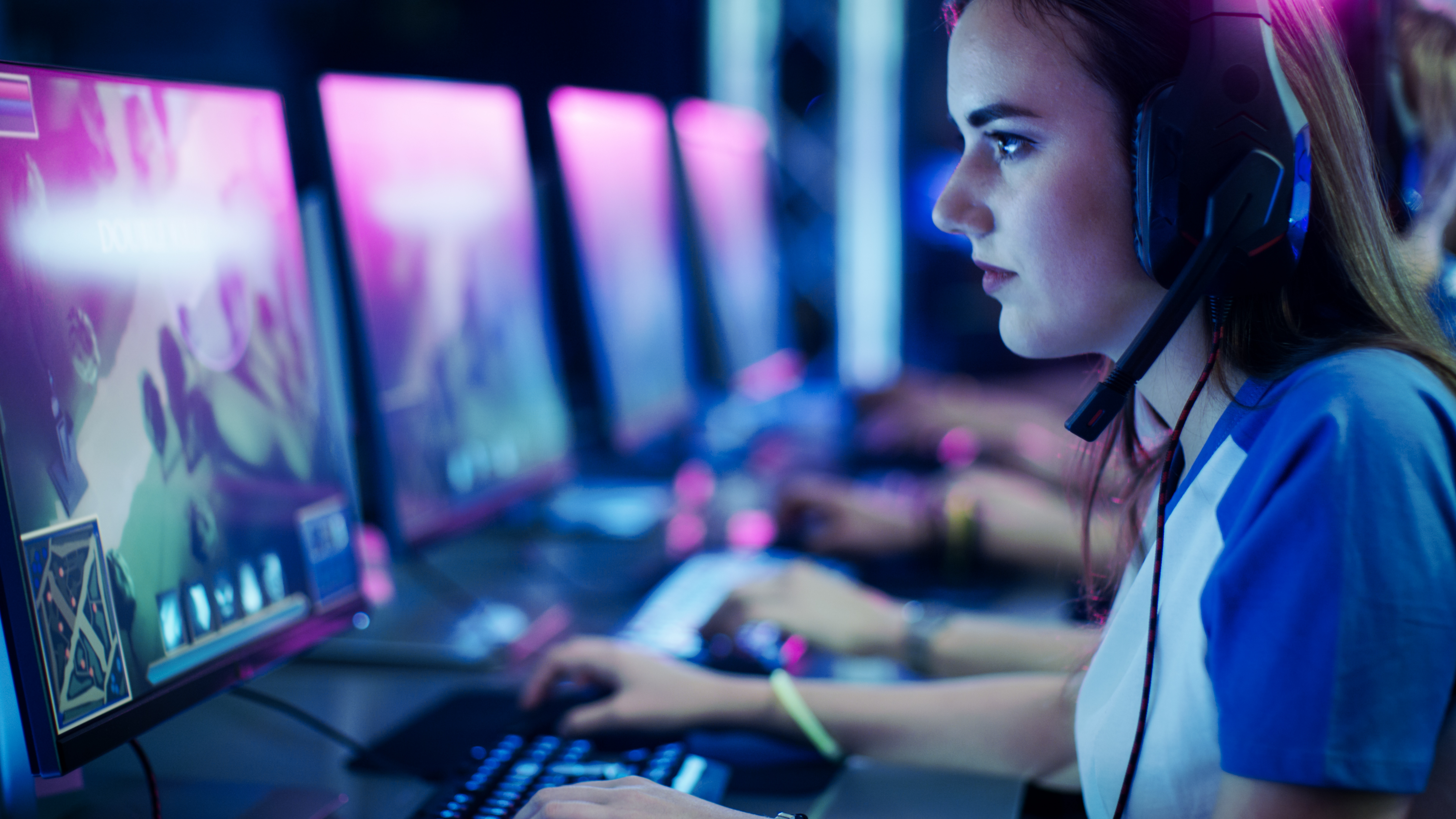 Игры компьютерные играешь девушкой. Девушка геймер. Игрок в компьютерные игры. Девушка играет в компьютерном клубе. Девушки за компьютерными играми.